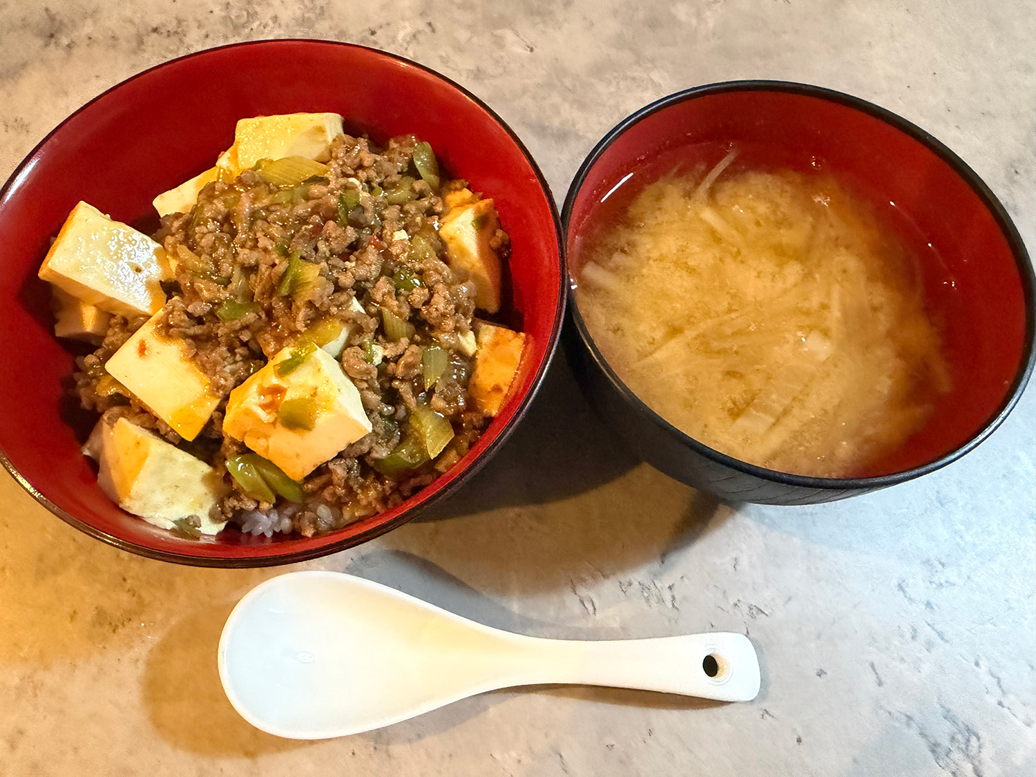 麻婆豆腐丼とお味噌汁